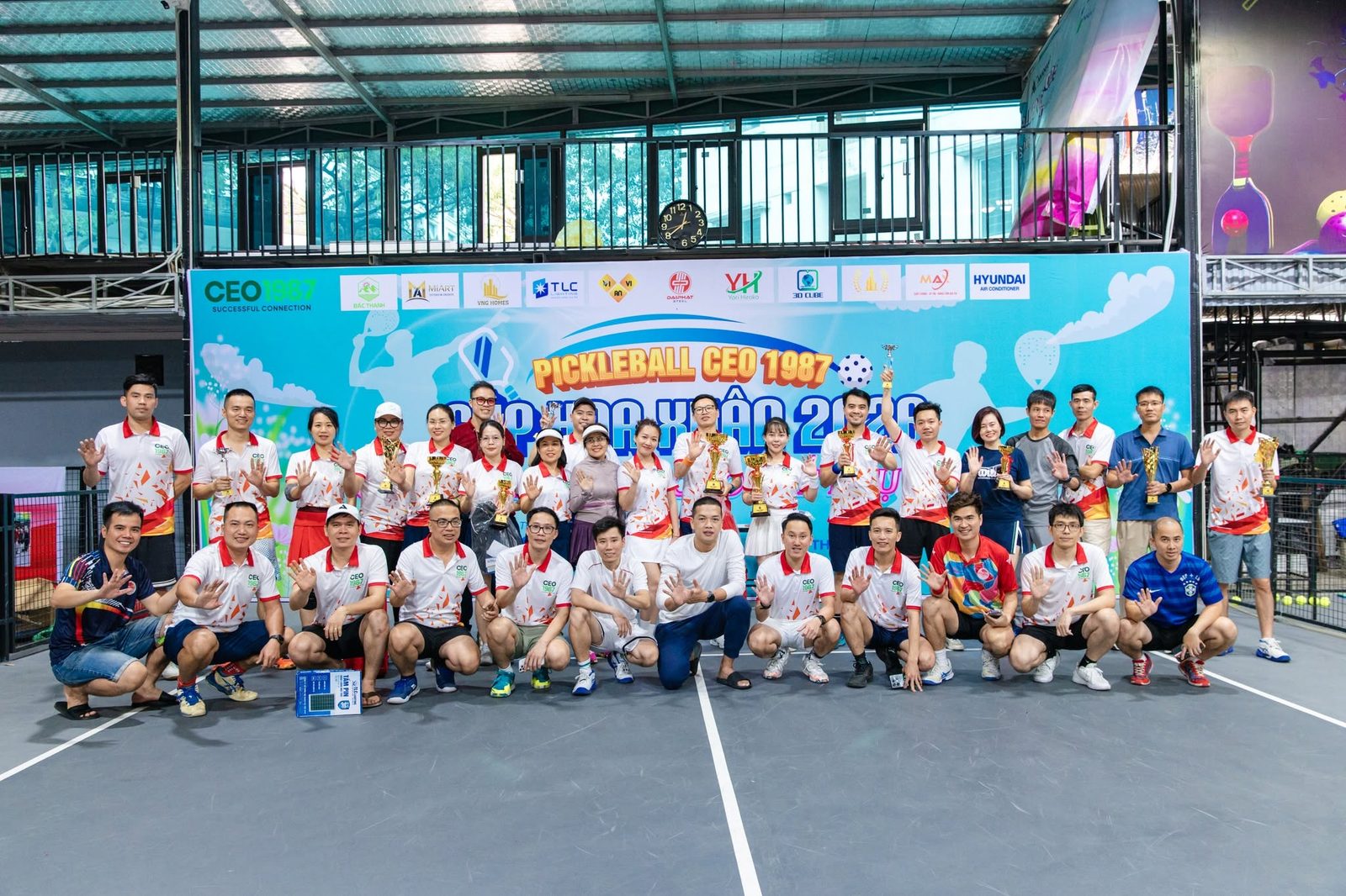Tập thể CEO1987 chụp ảnh lưu niệm cùng cúp vàng mừng thành công giải Pickleball Cúp Hoa Xuân 2026
