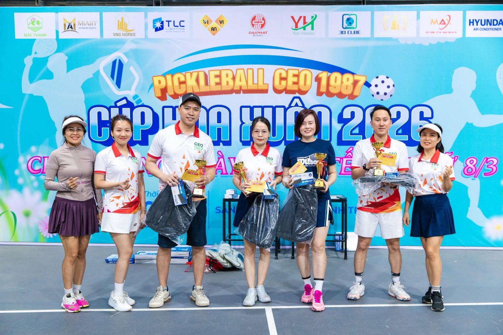 Đại diện các đội xuất sắc nhận cúp và quà lưu niệm tại lễ trao giải Pickleball CEO1987 Cúp Hoa Xuân 2026