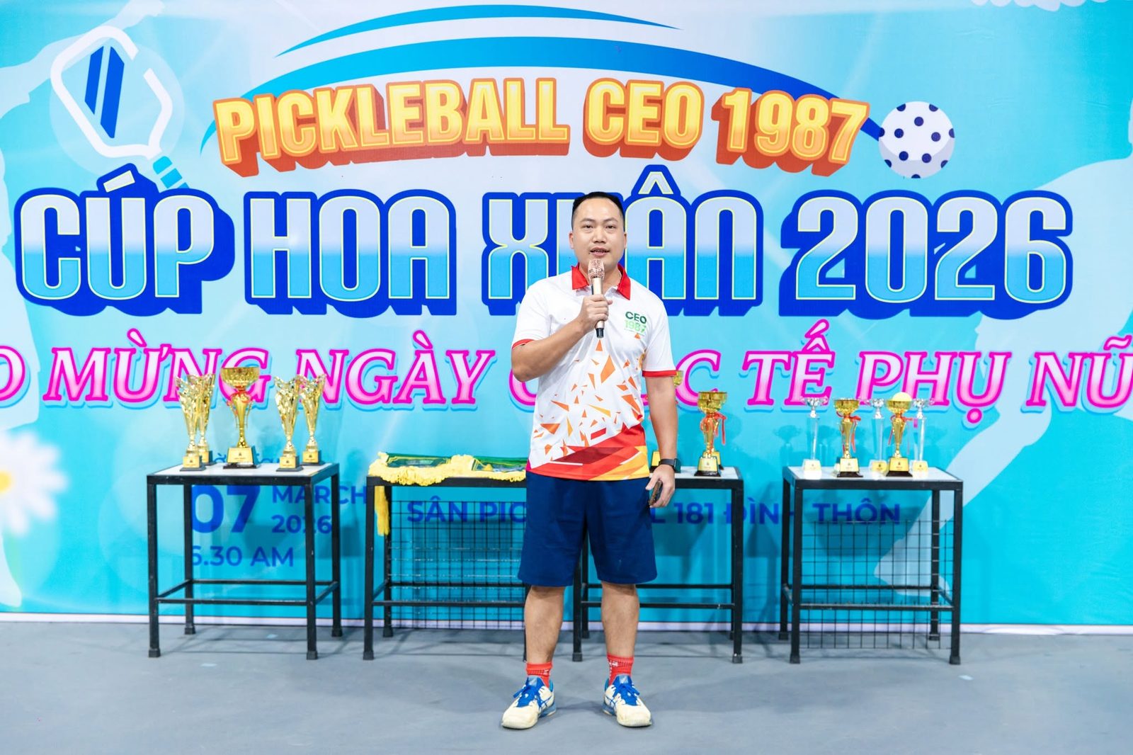 Đại diện ban tổ chức phát biểu tổng kết bên dàn cúp vàng tại giải Pickleball CEO1987 Cúp Hoa Xuân 2026
