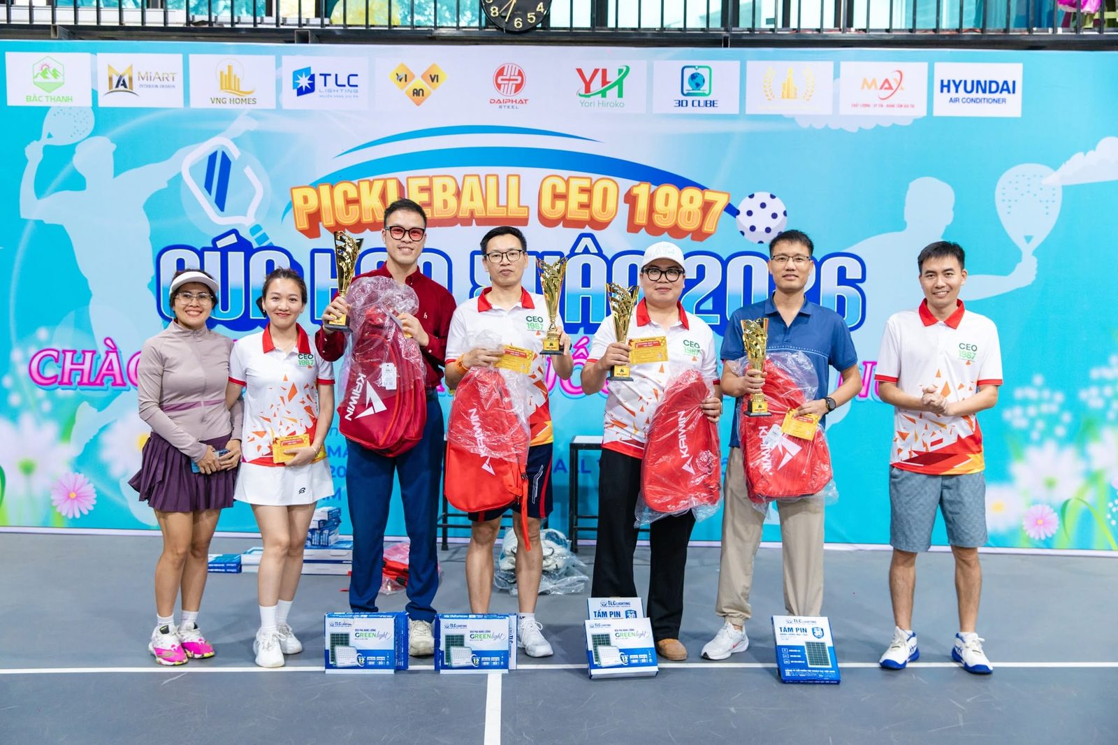 Các đội thi đấu nhận cúp và túi quà tài trợ trong lễ vinh danh giải Pickleball CEO1987 Cúp Hoa Xuân 2026