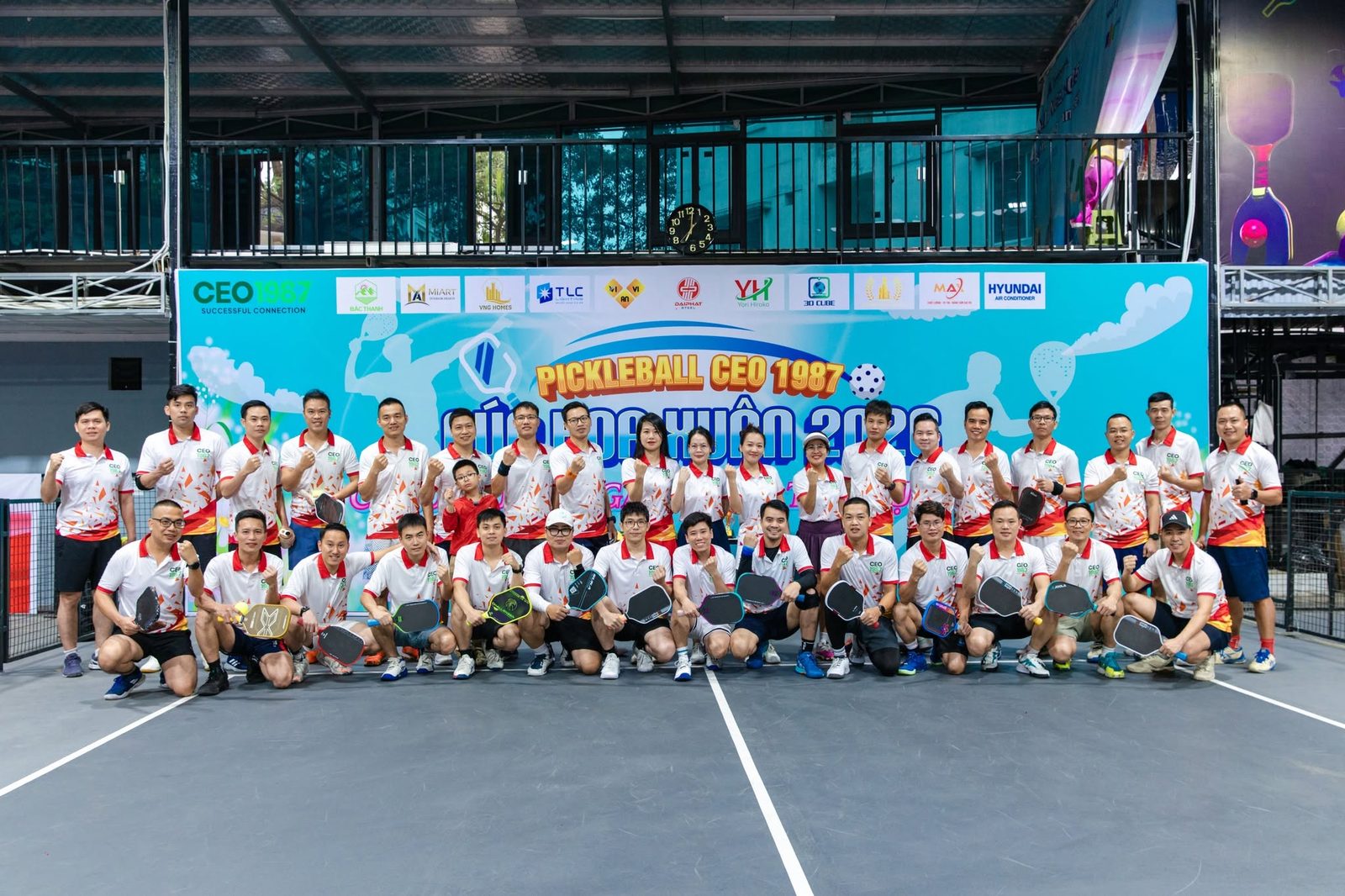 Toàn thể hội viên CEO1987 nắm tay hô vang mừng thành công trọn vẹn giải Pickleball Cúp Hoa Xuân 2026