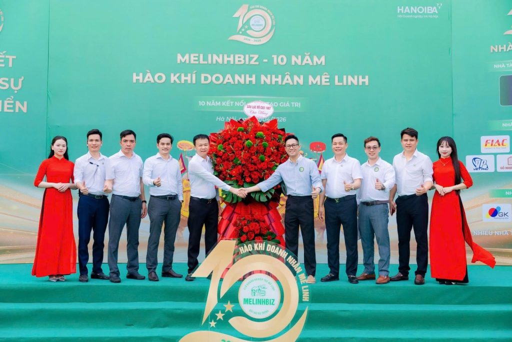 Đại diện CLB CEO 1987 trao lẵng hoa chúc mừng và bắt tay lãnh đạo MelinhBiz tại sự kiện kỷ niệm 10 năm thành lập