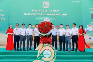 Đại diện CLB CEO 1987 trao lẵng hoa chúc mừng và bắt tay lãnh đạo MelinhBiz tại sự kiện kỷ niệm 10 năm thành lập