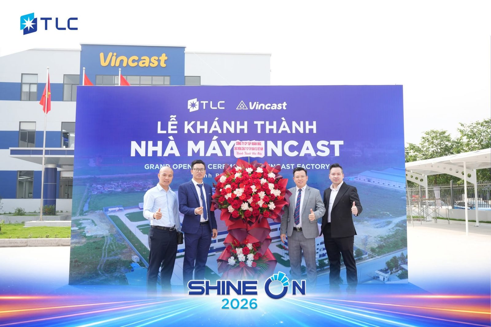 Đại diện CEO 1987 chúc mừng nhà máy Vincast