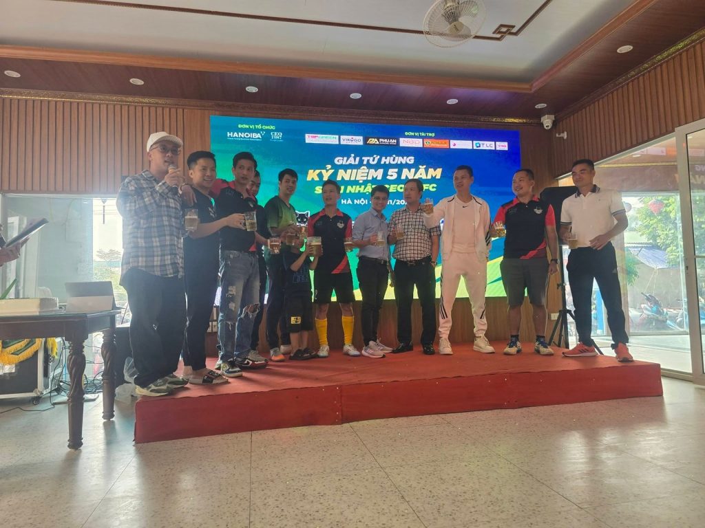 Ban tổ chức và các thành viên FC CEO 87 nâng ly chúc mừng Giải Tứ Hùng kỷ niệm 5 năm thành lập đội tại Hà Nội