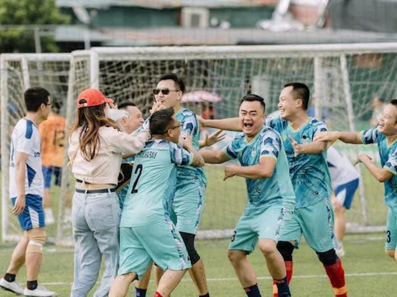 Toàn đội FC CEO 87 hò reo ăn mừng bàn thắng, lan tỏa năng lượng tích cực trên sân cỏ.