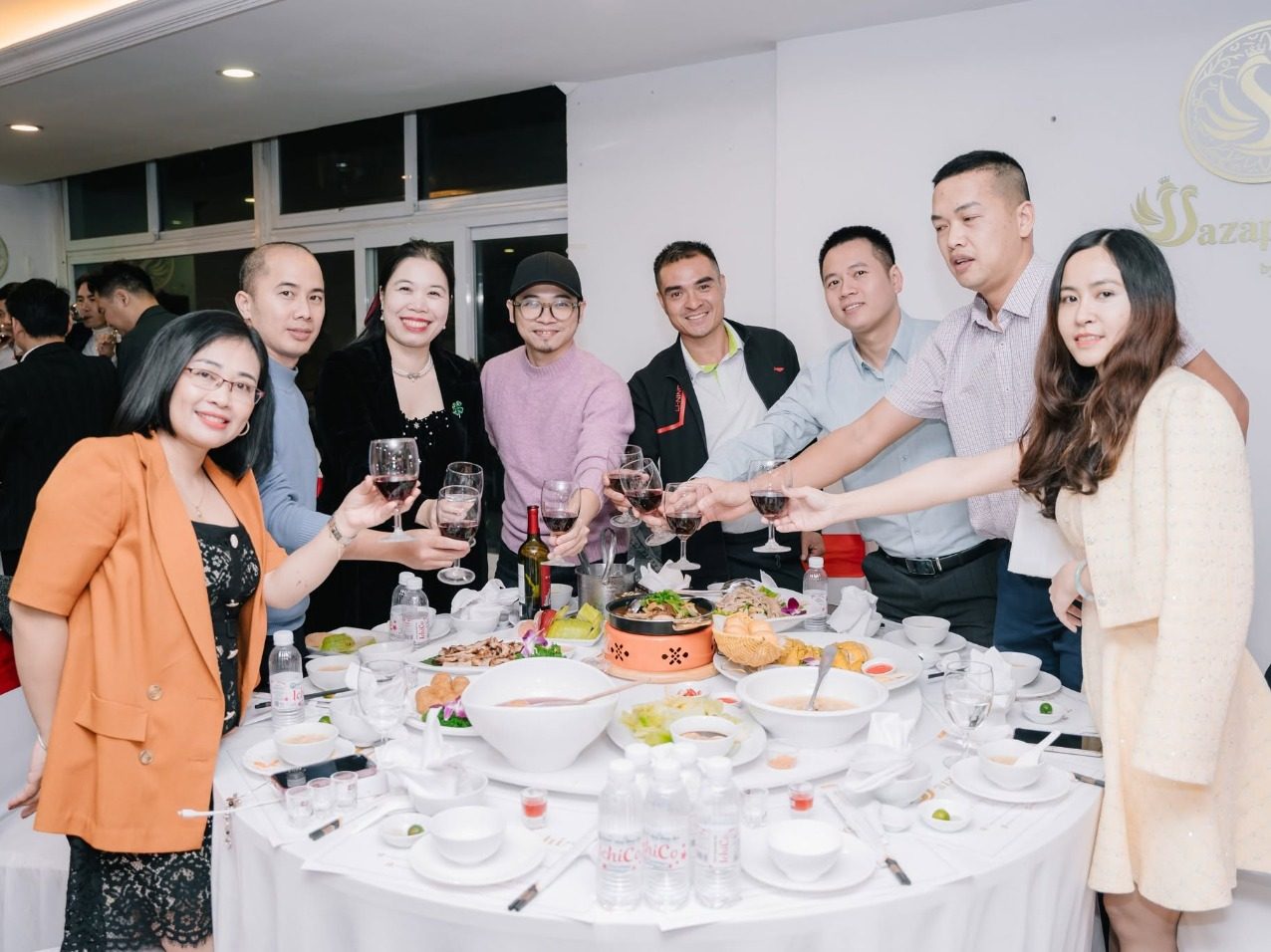 Các thành viên CEO1987 nâng ly chúc mừng bên mâm tiệc ấm cúng trong đêm hội ngộ Tết Doanh Nhân Mã Đáo Thành Công