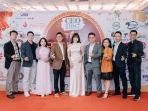 Backdrop Tết Doanh Nhân CEO1987 Mã Đáo Thành Công 2026 rực rỡ sắc đỏ vàng cùng dàn khách mời và nhà tài trợ đồng hành