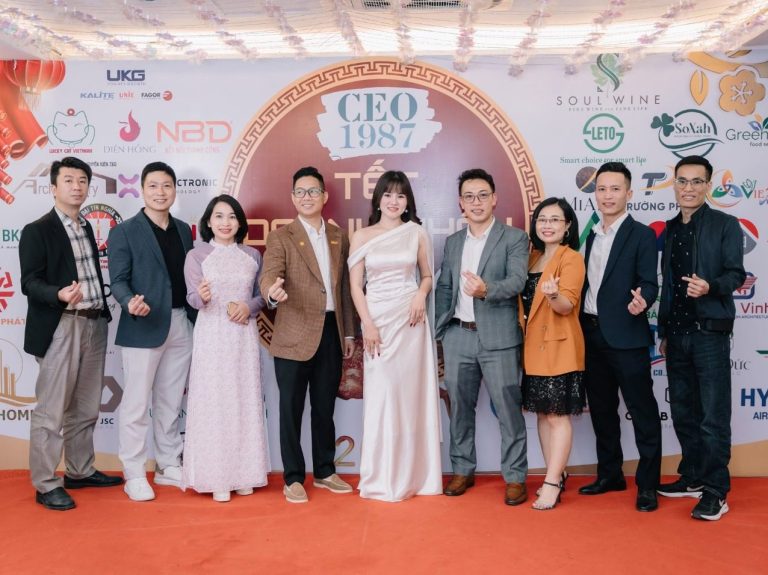 Backdrop Tết Doanh Nhân CEO1987 Mã Đáo Thành Công 2026 rực rỡ sắc đỏ vàng cùng dàn khách mời và nhà tài trợ đồng hành