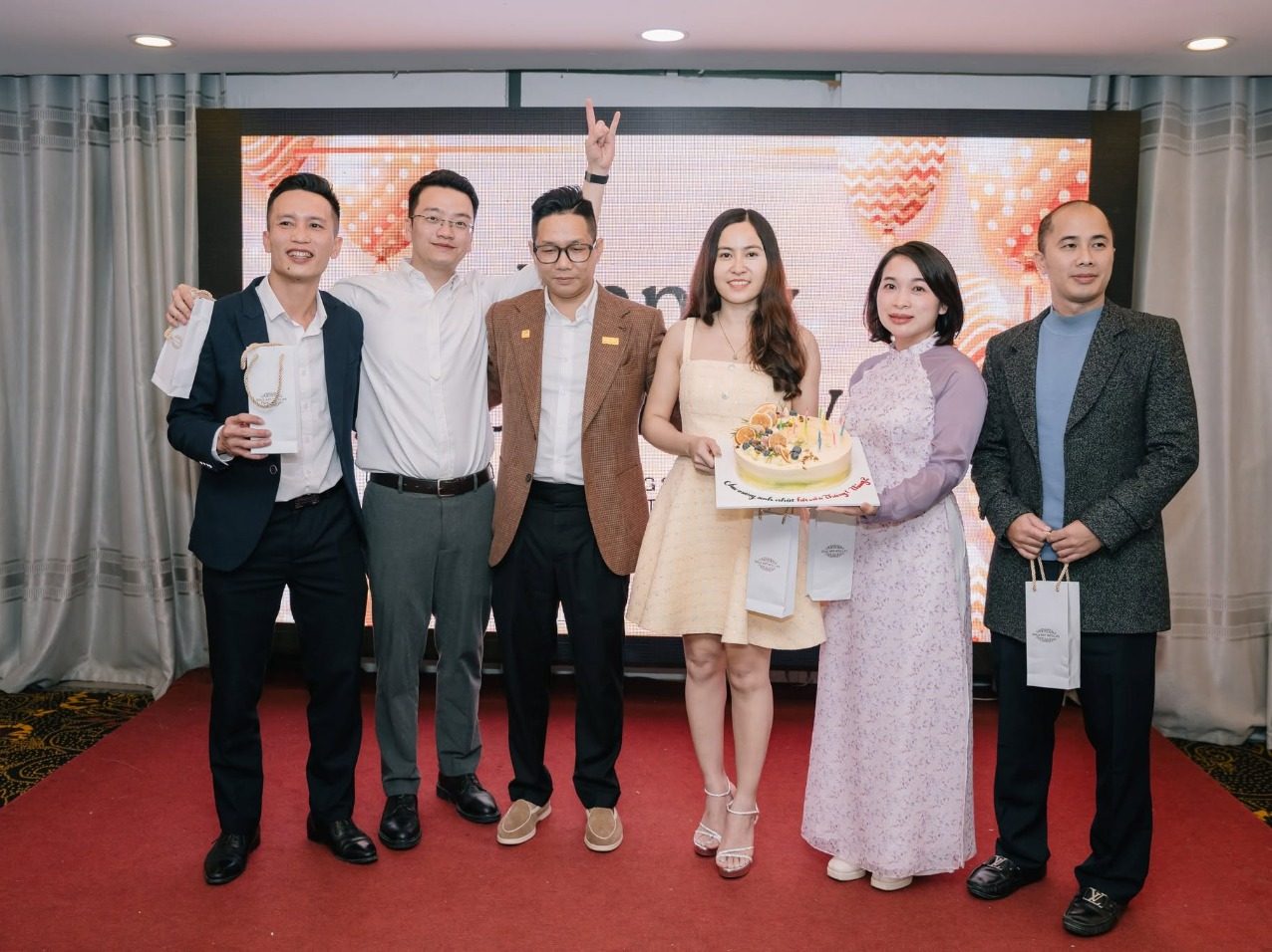 Khoảnh khắc trao quà và chúc mừng ấm áp giữa các thành viên CEO1987 trong đêm Tết Doanh Nhân cuối năm