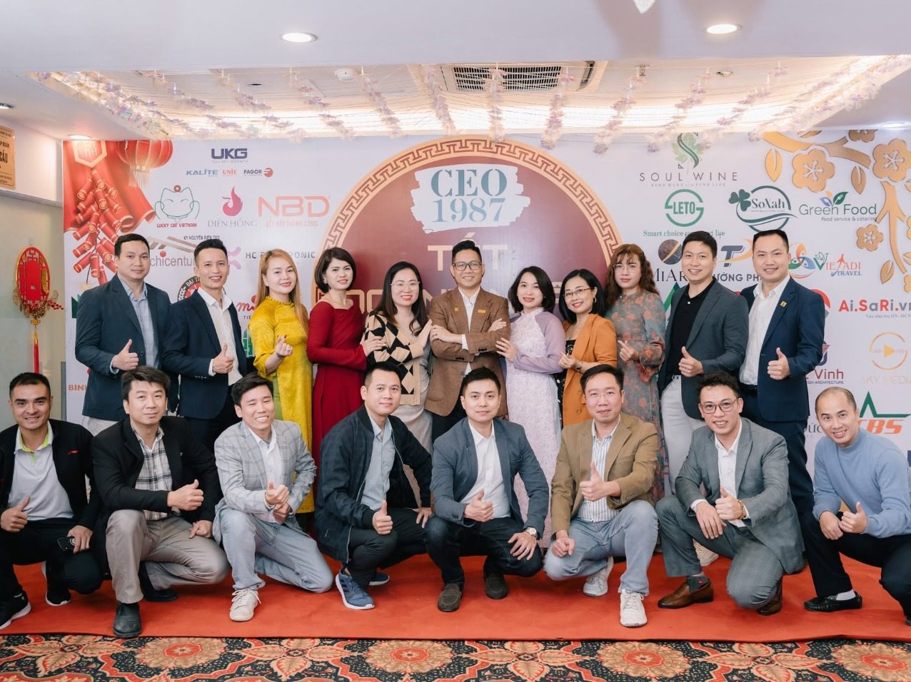 Đông đảo doanh nhân CEO1987 quy tụ chụp ảnh lưu niệm trước backdrop Tết Doanh Nhân Mã Đáo Thành Công