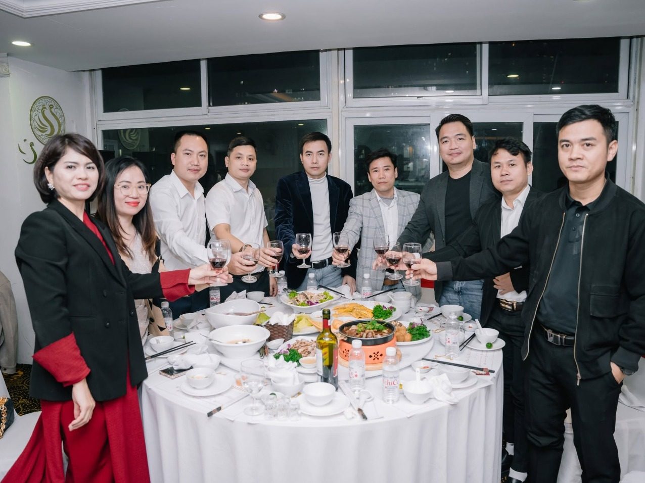 Các doanh nhân CEO1987 cụng ly chúc mừng bên bàn tiệc, biểu tượng cho tinh thần giao thương gắn kết nội khối