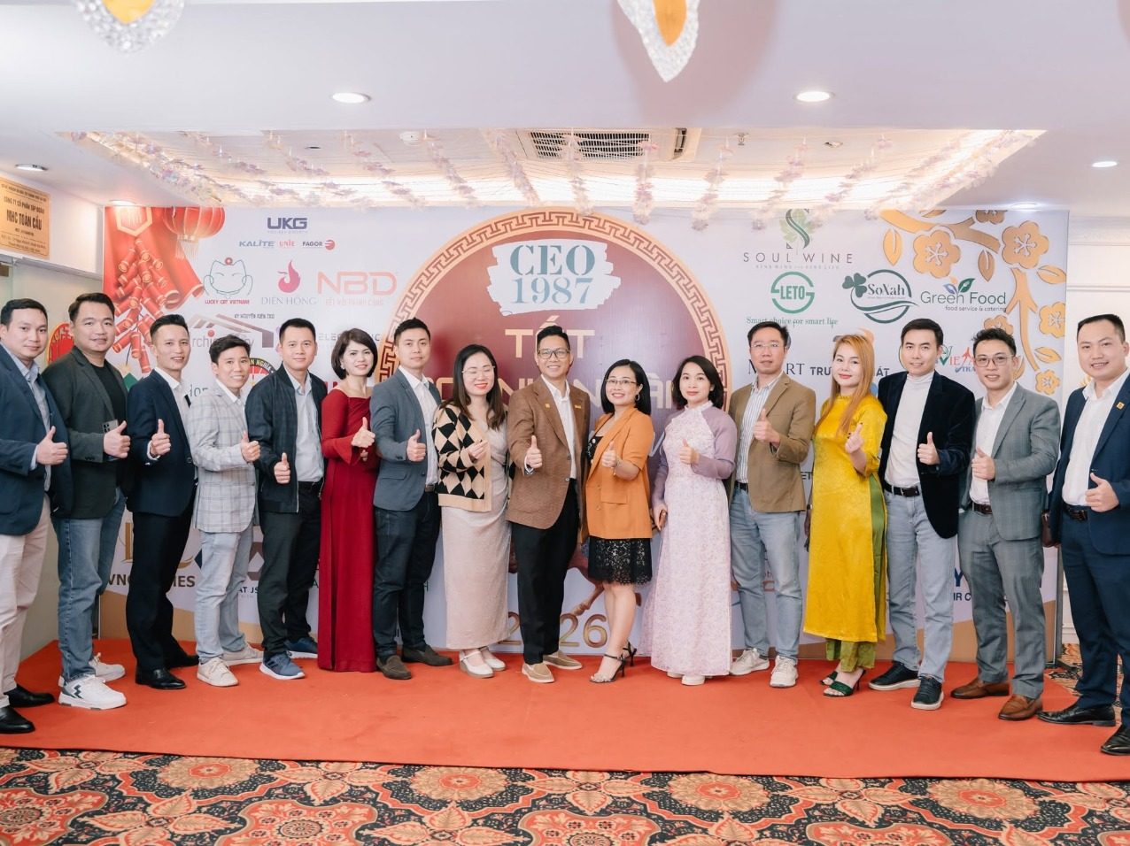Toàn thể thành viên CEO1987 giơ tay chào mừng, thể hiện tinh thần đồng hành trên chặng đường sắp tới