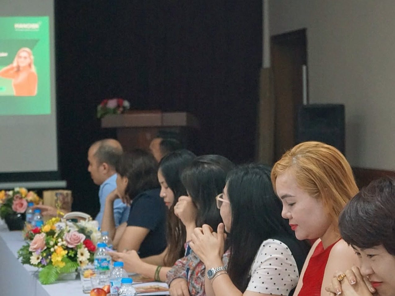 Hội viên CEO1987 theo dõi video giới thiệu HanoiBA và CLB trong phần mở đầu buổi họp