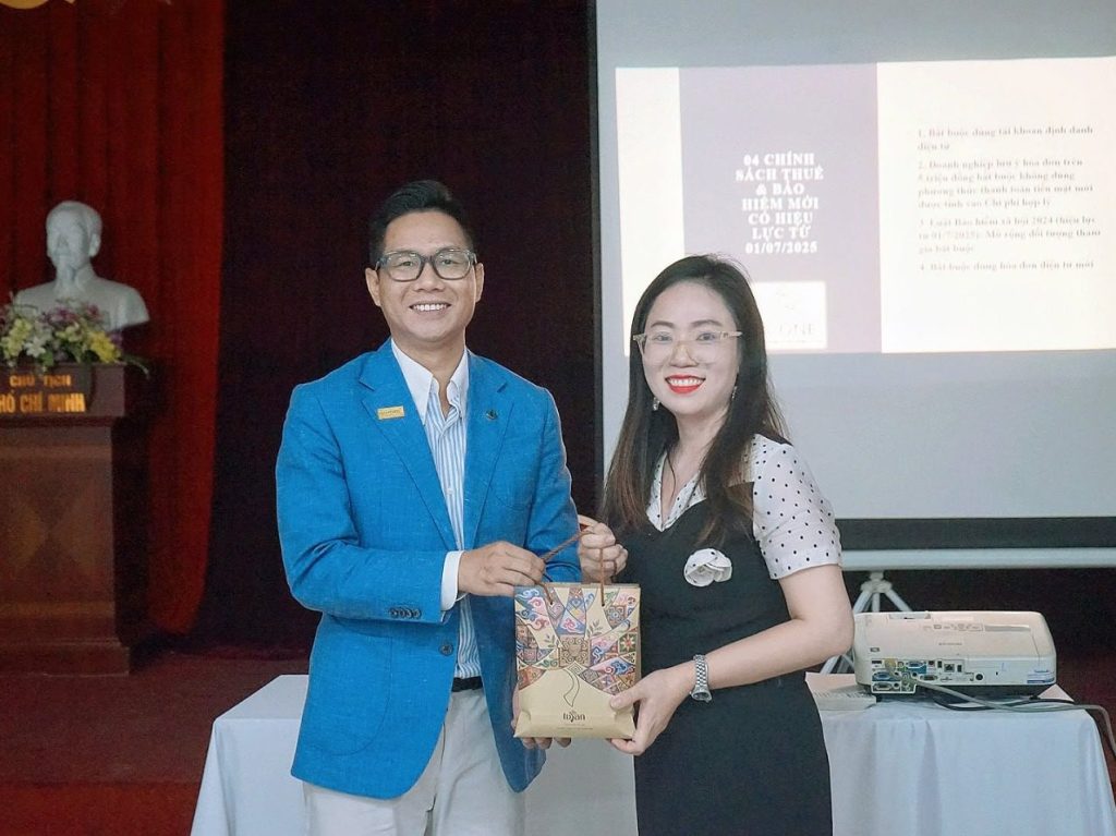 Chủ tịch CEO1987 tặng quà cảm ơn diễn giả Nguyễn Thị Loan sau phần đào tạo thuế 2026