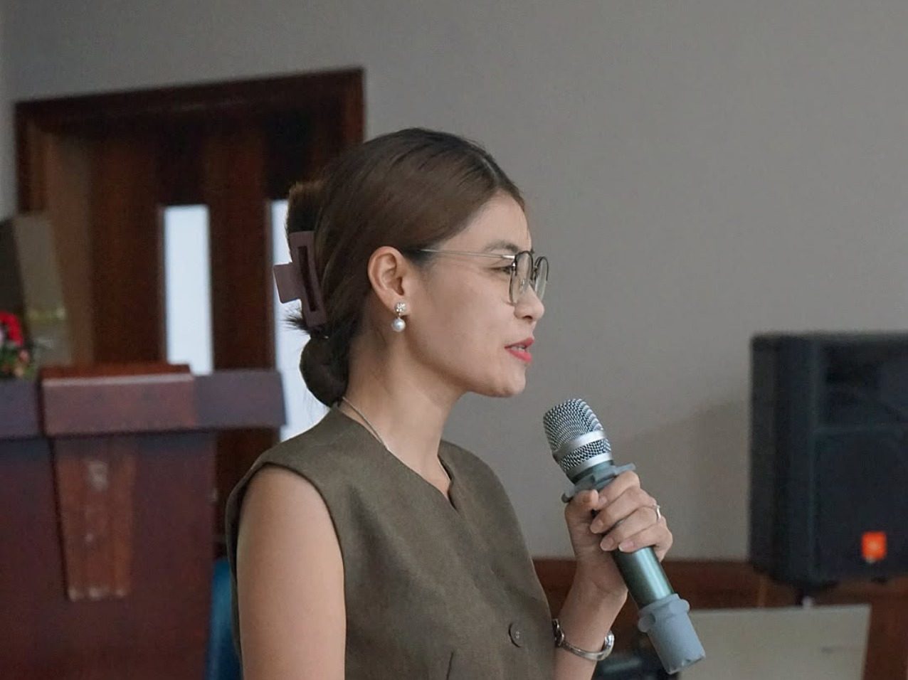 Một hội viên nữ của CEO1987 phát biểu giới thiệu doanh nghiệp trong phiên giao thương