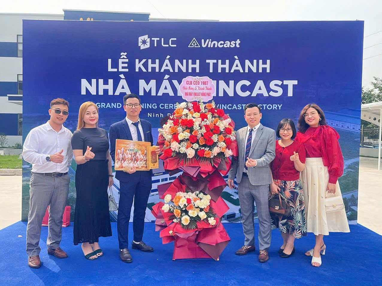 Tặng hoa chúc mừng khánh thành Vincast